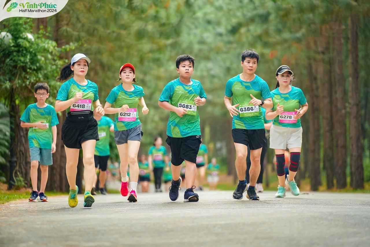 Khách hàng mặc áo